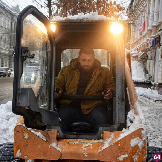 Силач Максюта на «Бобкэте» расчищал улицы Саратова от снега