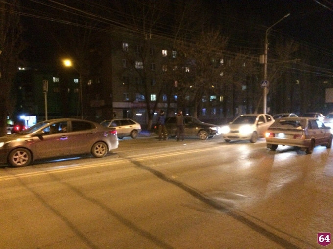 В Саратове столкновение автомобилей обернулось крупной пробкой