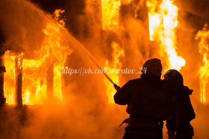 В Саратове рядом с детским садом сгорел расселенный дом