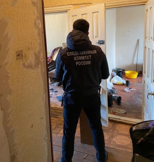 В саратовской коммуналке нашли труп мужчины с кровоподтеками