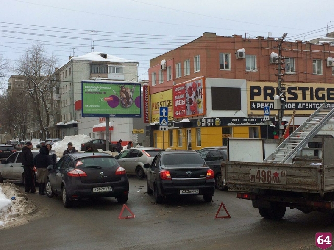 В центре Саратова перекресток не поделили «Рено Меган» и «Датсун» 