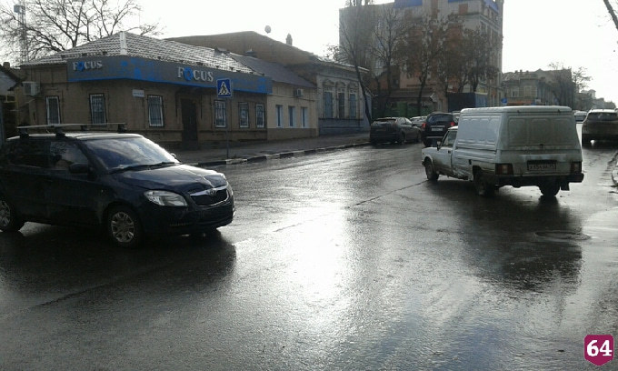 Перекресток в центре Саратова не поделили иномарка и «пирожок»