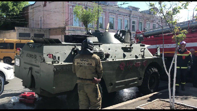 В центре Саратова водитель обжег руки при тушении БРДМа
