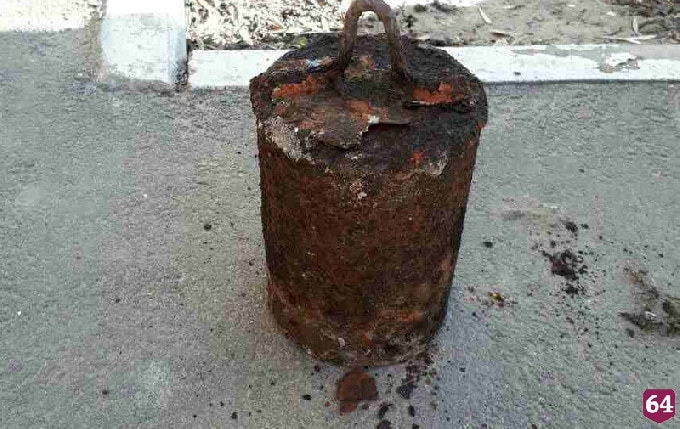 В Саратове рабочие найденную в подвале трубу приняли за боеприпас