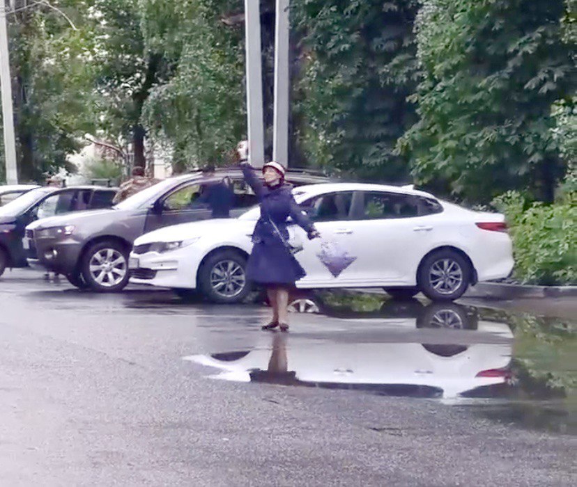 Саратовцев восхитила танцующая под дождем «Мэри Поппинс»