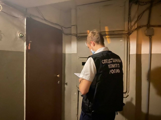 Родственники нашли 49-летнего саратовца мертвым в квартире