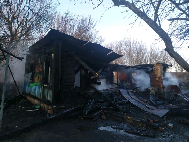 Под завалами сгоревшего дома нашли обуглившийся труп мужчины 