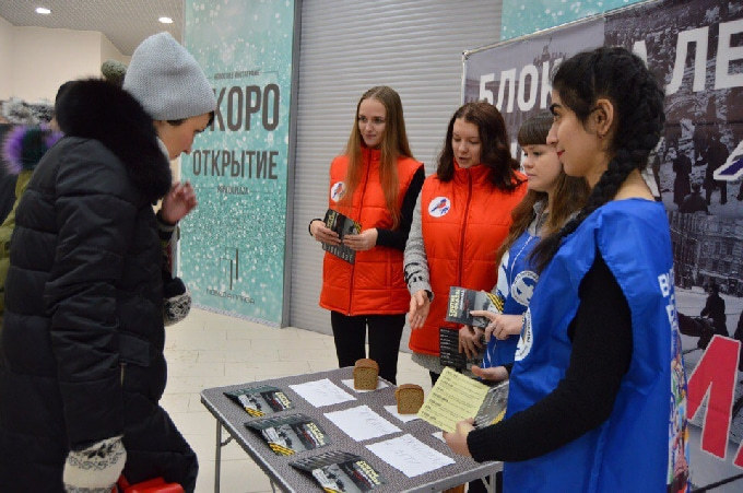 Жителям Саратова раздали «Открытки памяти» 