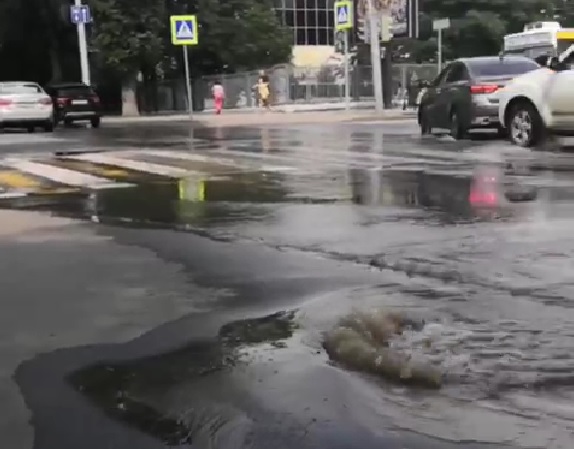 Коммунальный фонтан заливает центр Саратова