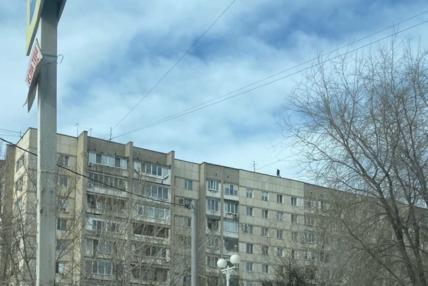 Саратовские школьники вновь развлекаются прогулкой по краю 10-этажки