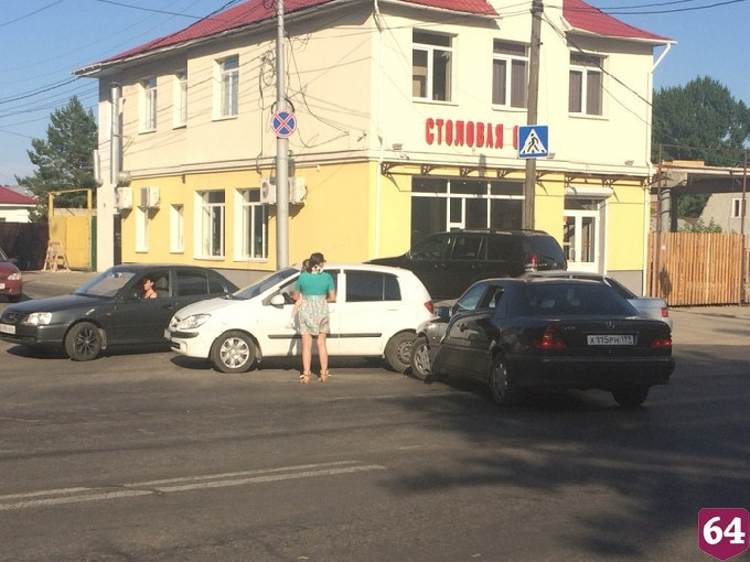 В «Мерседес» врезалась иномарка с 3-летней пассажиркой