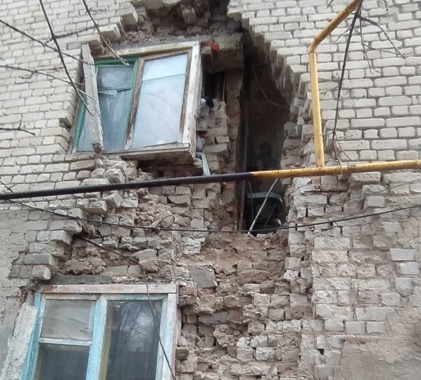В общежитии под Саратовом рухнула стена