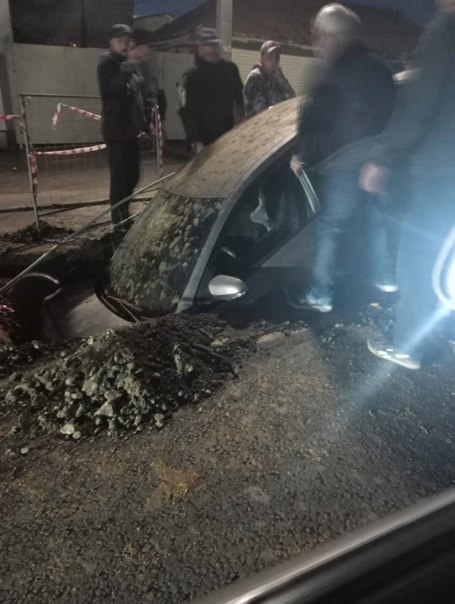 В Саратове автомобиль «нырнул» в яму на дороге