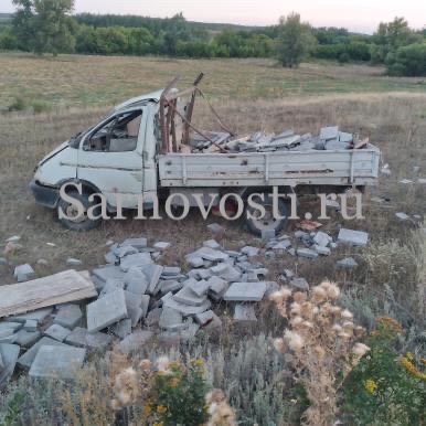 Под Саратовом опрокинулся грузовик со стройматериалами