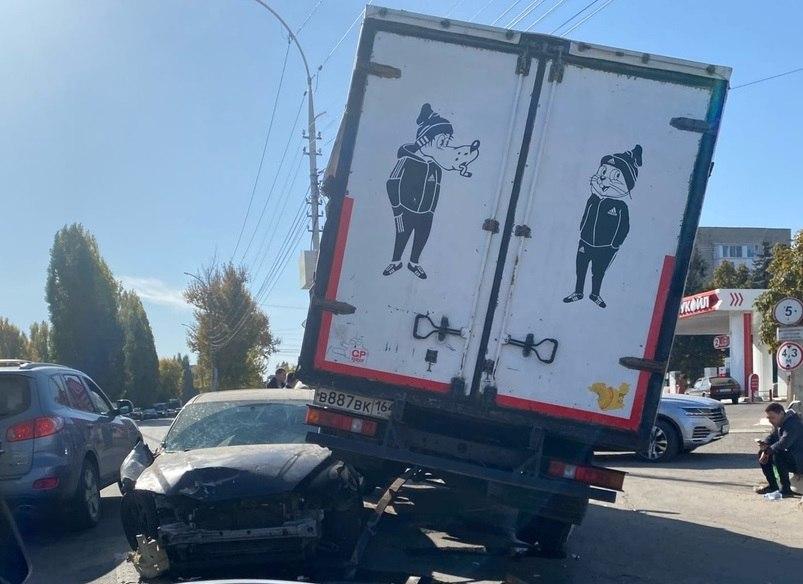 В Саратове «Мазда» залетела под колеса грузовой «Газели»