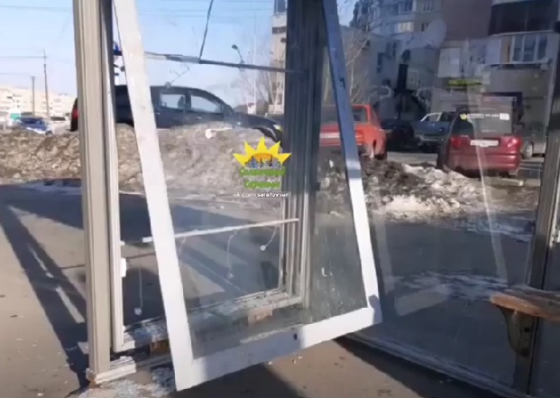 Жителей Саратова рассмешил «полтергейст» на остановке 