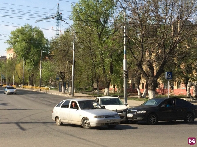 У саратовского стадиона столкнулись иномарки