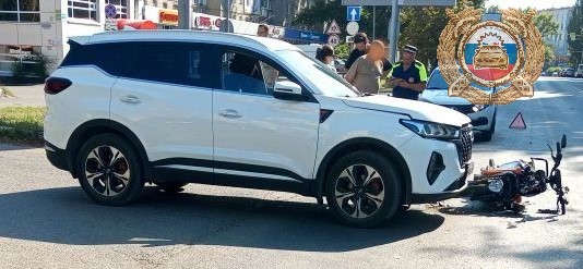 В Саратове водитель электровелосипеда пострадал в ДТП с кроссовером