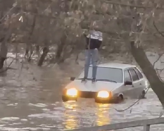 В Саратове автомобиль застрял на затопленной улице