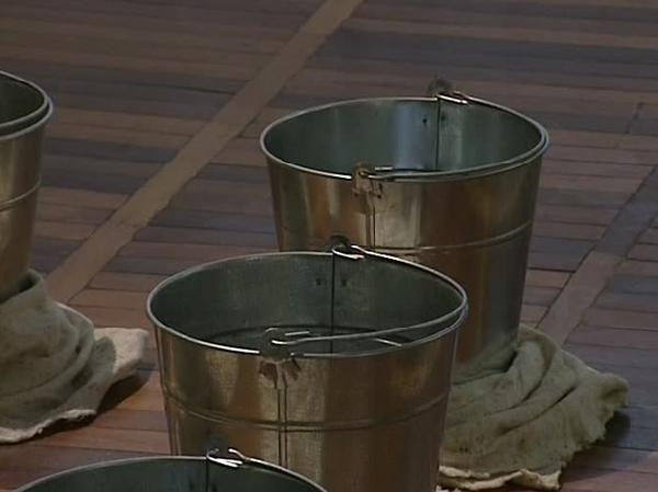 Директор училища получала зарплату за уборщицу