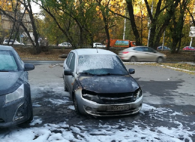 Очевидцы тушили загоревшийся на 1-й Дачной автомобиль