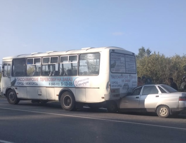 На саратовской трассе автомобиль врезался в рейсовый автобус