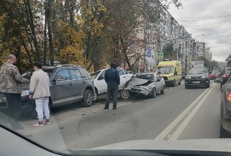 В центре Саратова произошла авария с 4 автомобилями