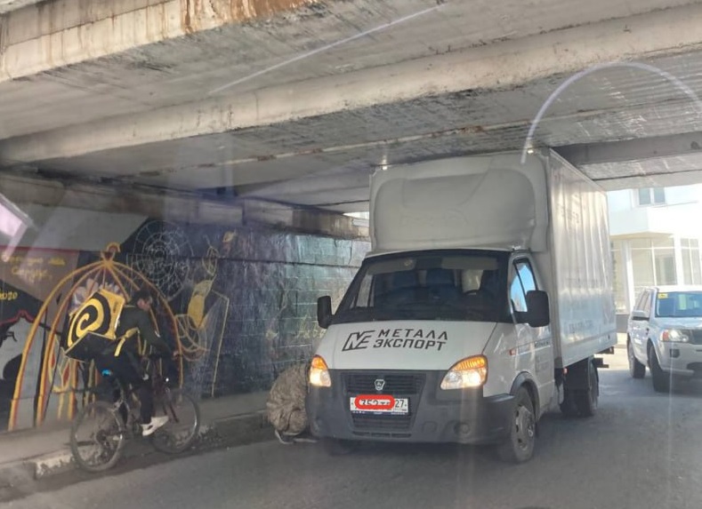 Под «мостом глупости» в Саратове застрял грузовик
