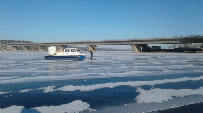 Саратовцы спасли провалившегося под лед рыбака