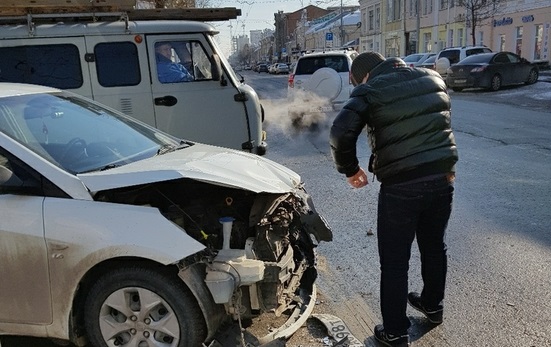 На Московской «Хендай» выбил дверь автобуса с пассажирами