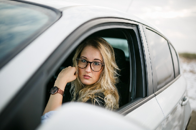 Автоледи на «Киа» ранила себя и двух приятелей
