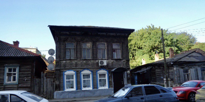 Пожарные тушат деревянный дом в центре Саратова