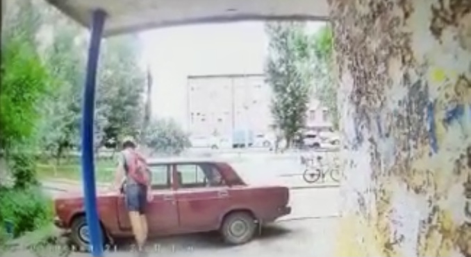 В центре Саратова велосипедист заплевал машину автохама