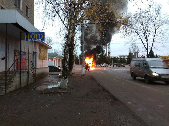 В Балашове посреди улицы загорелся трактор