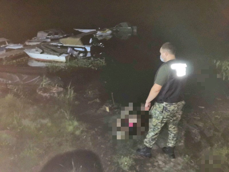 Рыбак вытащил на берег лодочной базы тело утопленницы