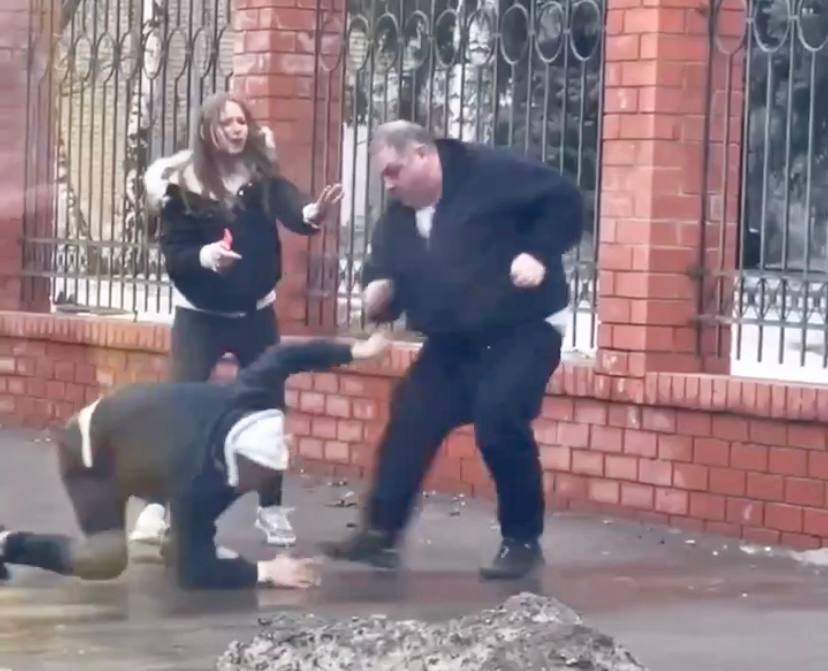 В Саратове водитель маршрутки избил прохожего у больницы