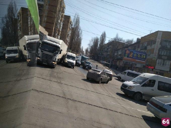 На Высокой фура притерла маршрутку с пассажирами