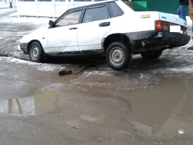 На Ипподромной «Лада» провалилась в трещину в асфальте 