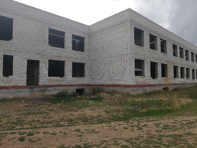 Из окна недостроенной школы упал ребенок