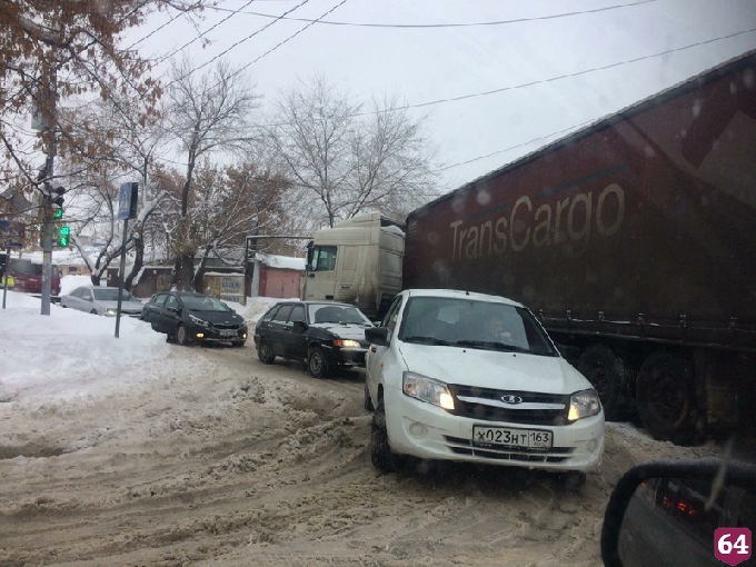 В Саратове застрявшая у Сенного фура блокировала перекресток