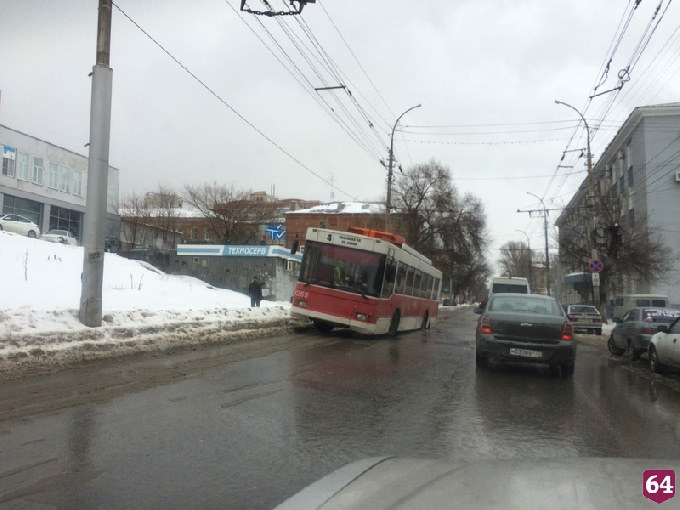 На Чернышевского под троллейбусом провалился асфальт 