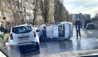 В Саратове после ДТП опрокинулось такси