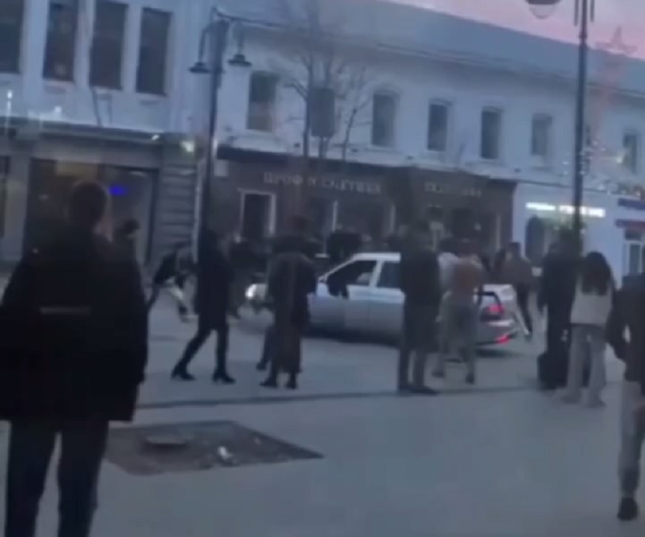 В центре Саратова участников массовой драки давили автомобилем