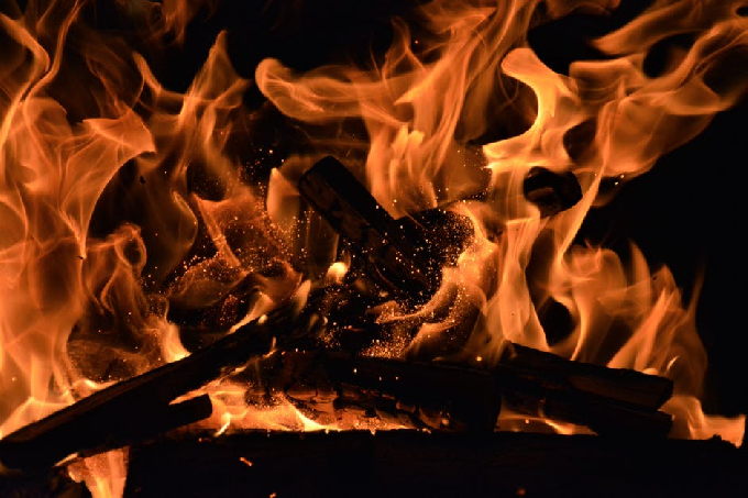 Вспыхнувший дом на две семьи тушили 7 пожарных