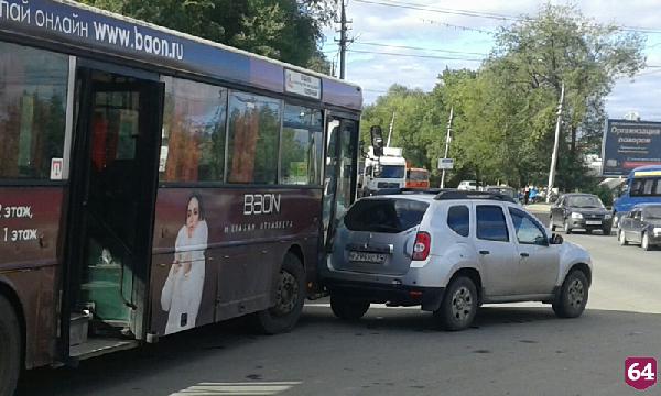 В Елшанке произошла тройная авария с пассажирским автобусом