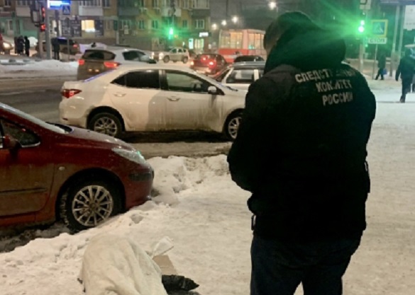 На улице Саратова обнаружили труп неизвестного 