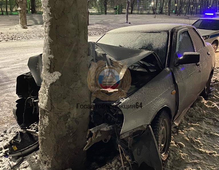 «Приора» влетела в столб на Панфилова