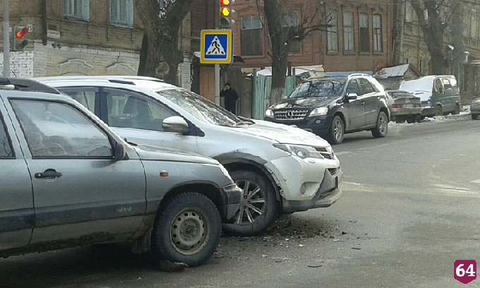 В центре Саратова «Нива» обездвижила RAV4