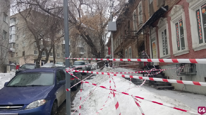 Саратовцы делают селфи на фоне старинного особняка с падающей стеной 