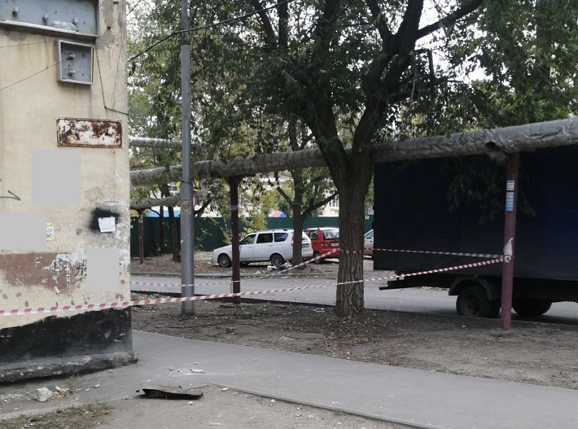 В Саратове ветер сорвал кирпичи с крыши пятиэтажки